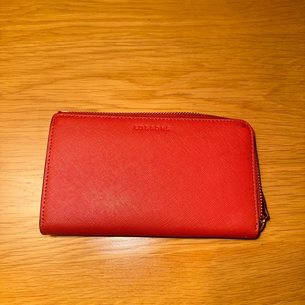 Lo & Sons Magnolia Wallet
Saffiano Leather - Scarlet